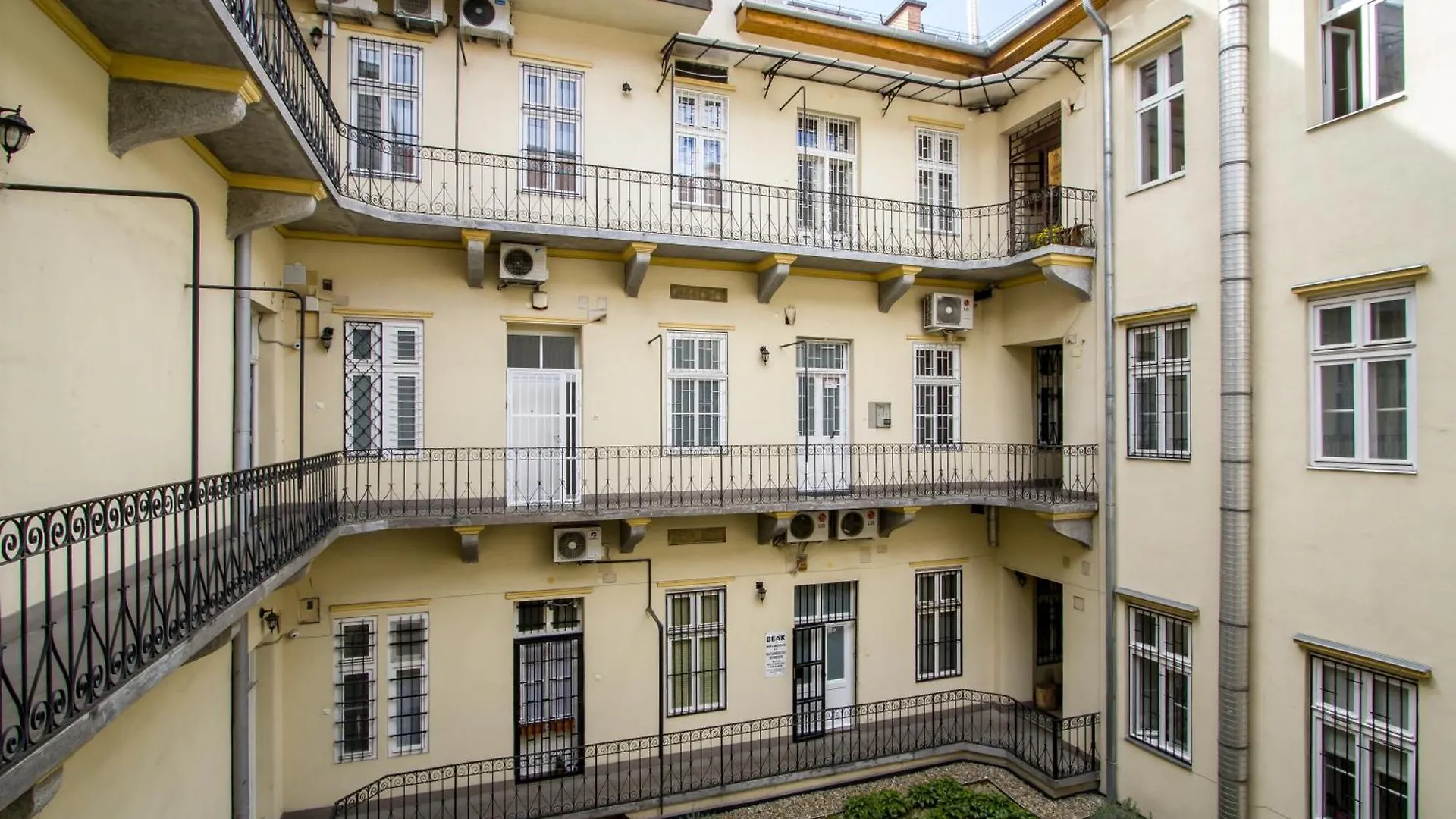 Wilson'S Oktogon Square Suite Apartment Budapest 0*,