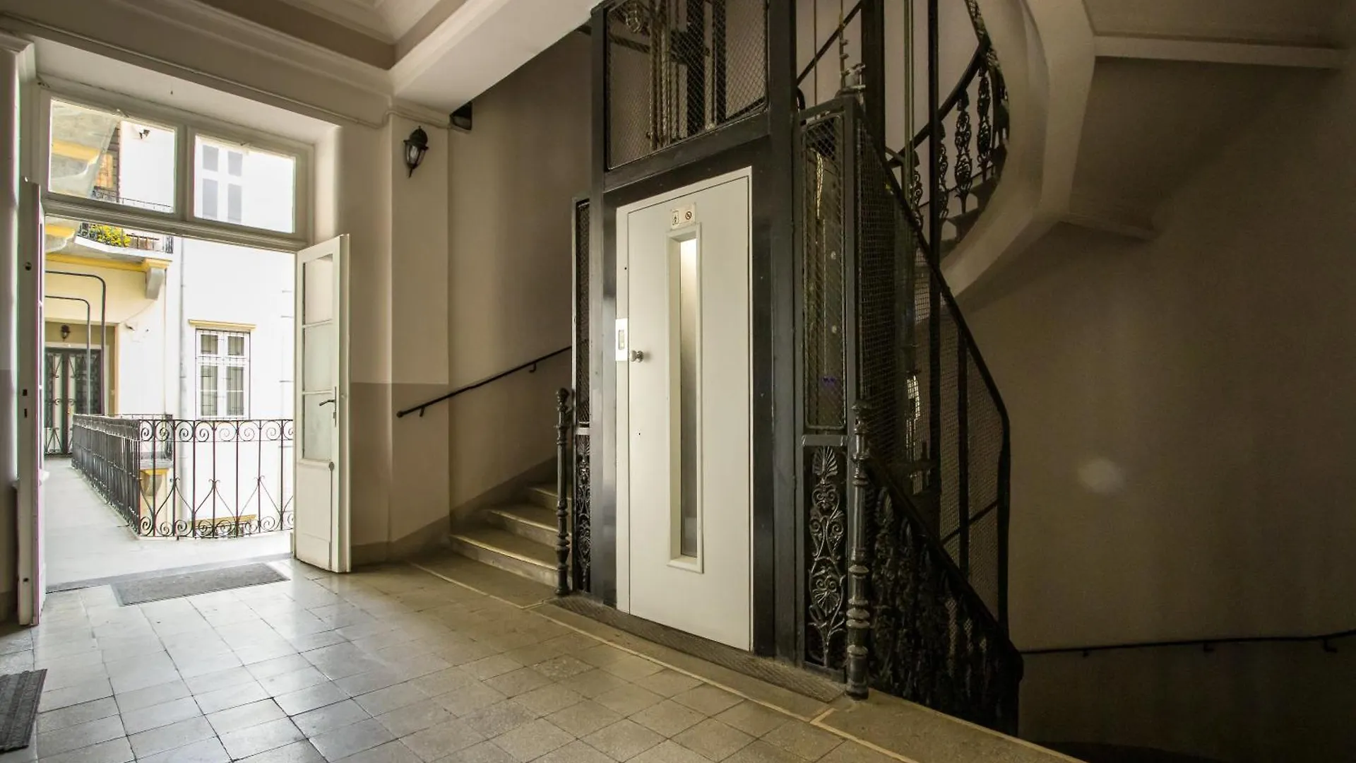 Wilson'S Oktogon Square Suite Apartment Budapest